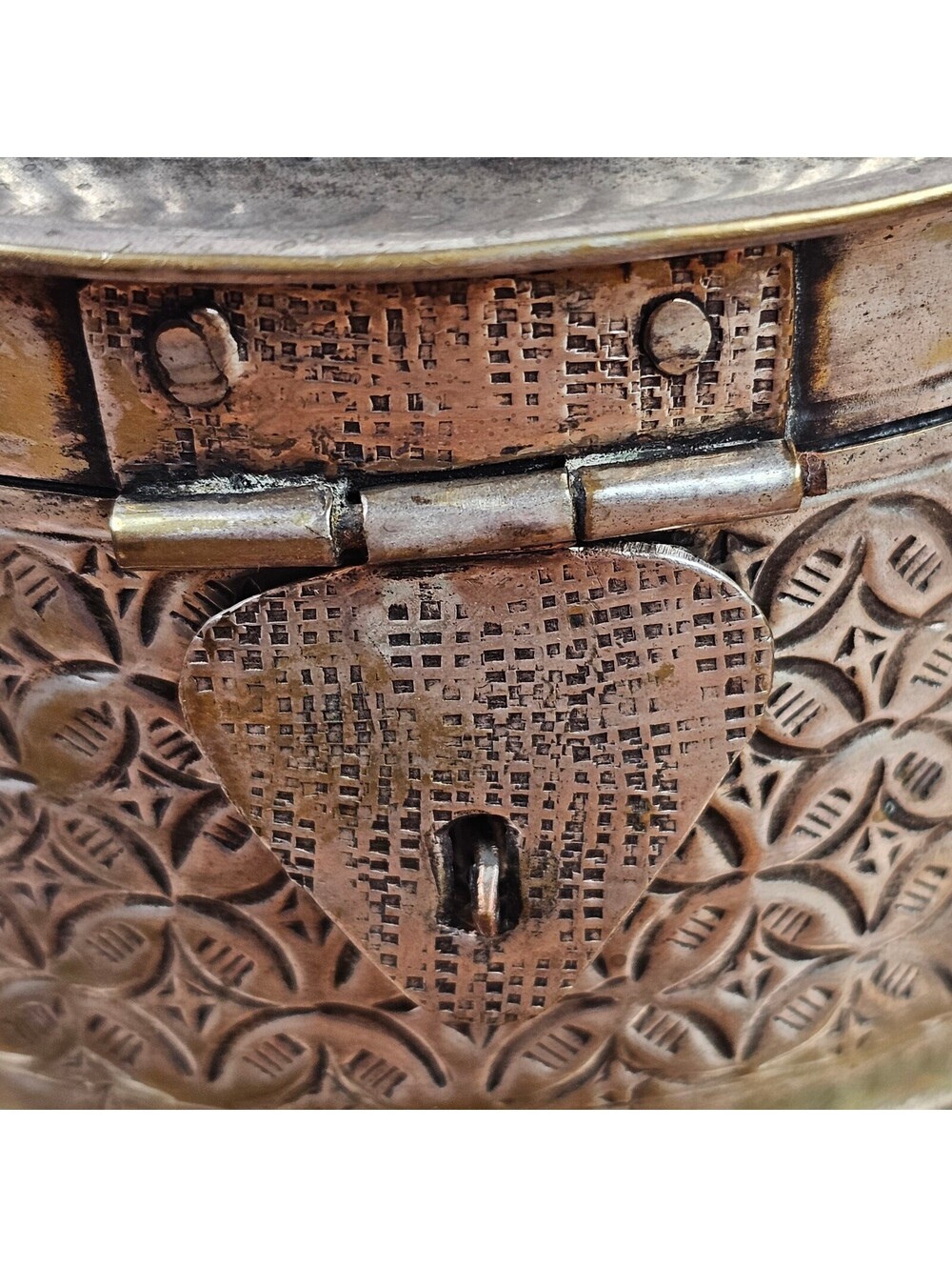 Vintage India Embossed Round Locking Jewelry Trinket Box 5" - Picture 14 of 15